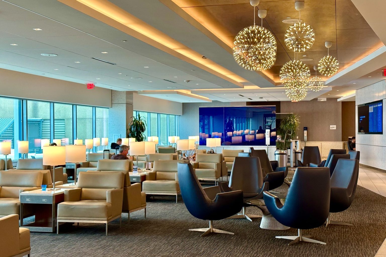 United to close lounge in Houston, but there’s good news