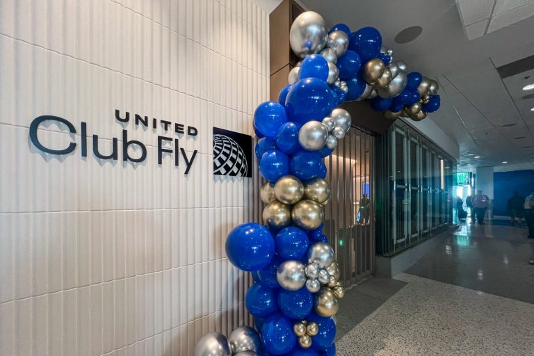 United Airlines opens its second grab-and-go ‘lounge’ in Houston today